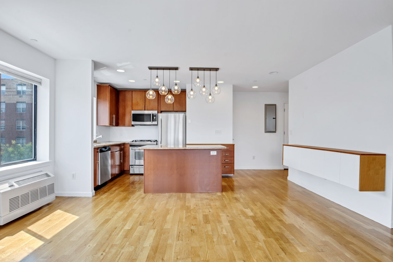 416 East 117th Street, Unit PH6 Manhattan, NY 10035 - Photo 7 of 18 a view of kitchen and a bathtub in a room