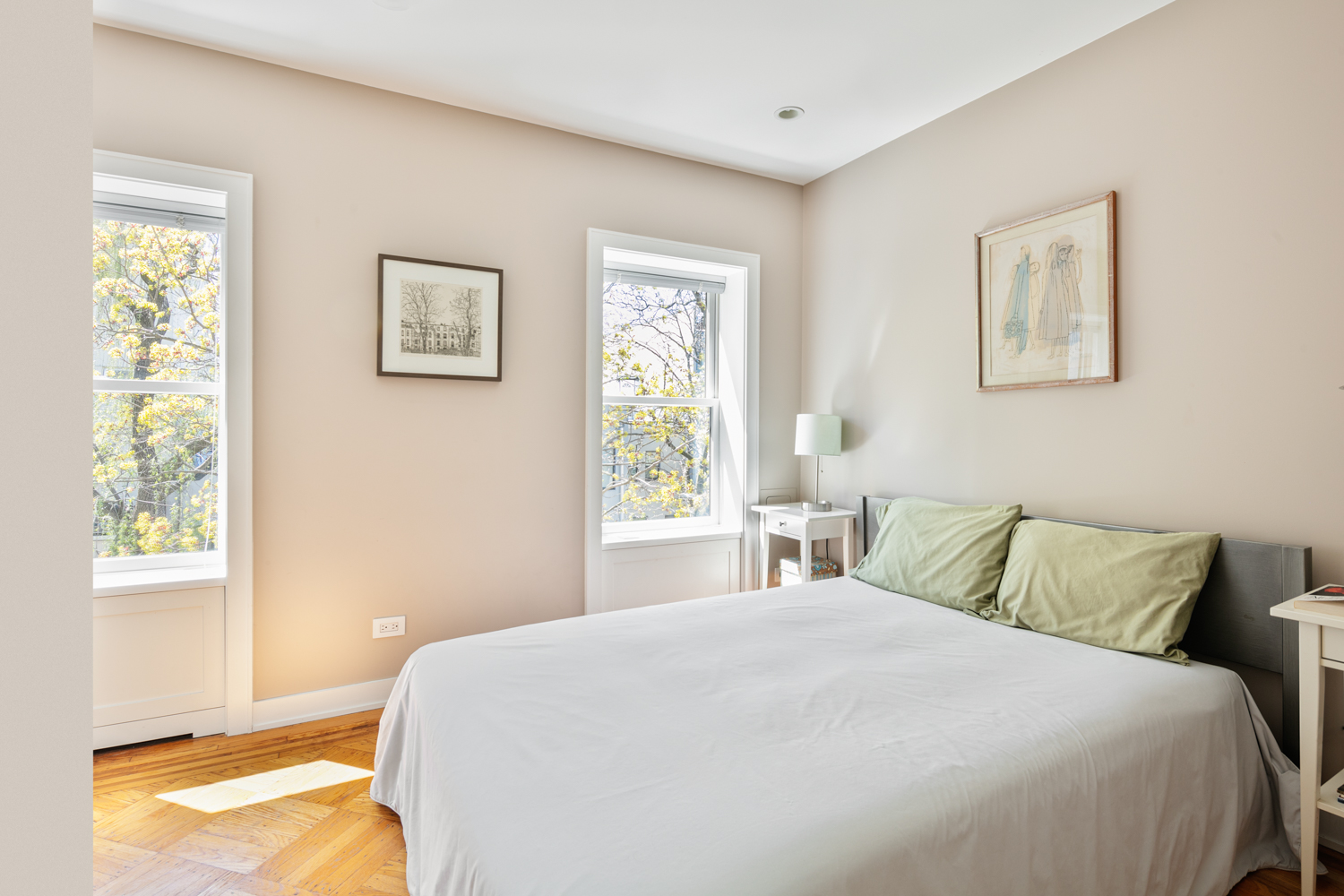 380 3rd Street, Unit PARLOR Brooklyn, NY 11215 - Photo 13 of 19 a bedroom with a bed and a window