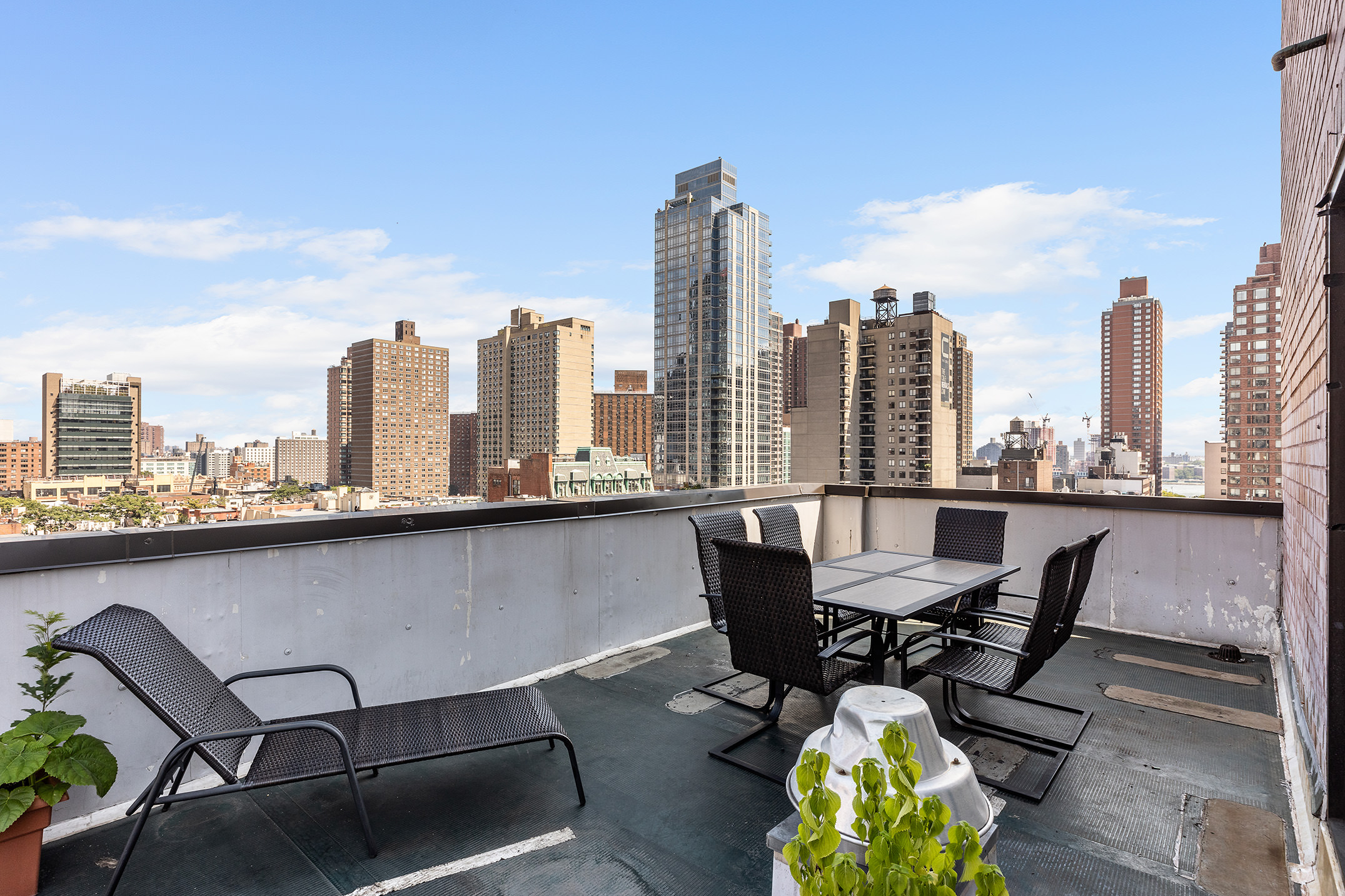 300 East 90th Street, Unit 7C Manhattan, NY 10128 - Photo 9 of 12 a view of a terrace with sitting area