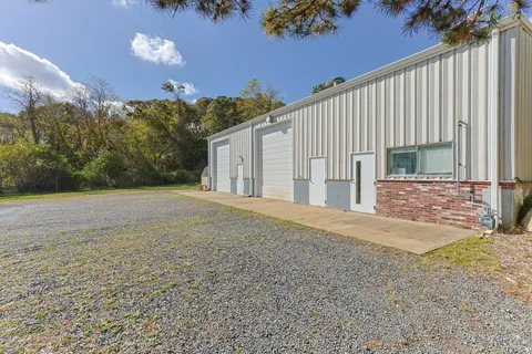 a view of a house with backyard and tree