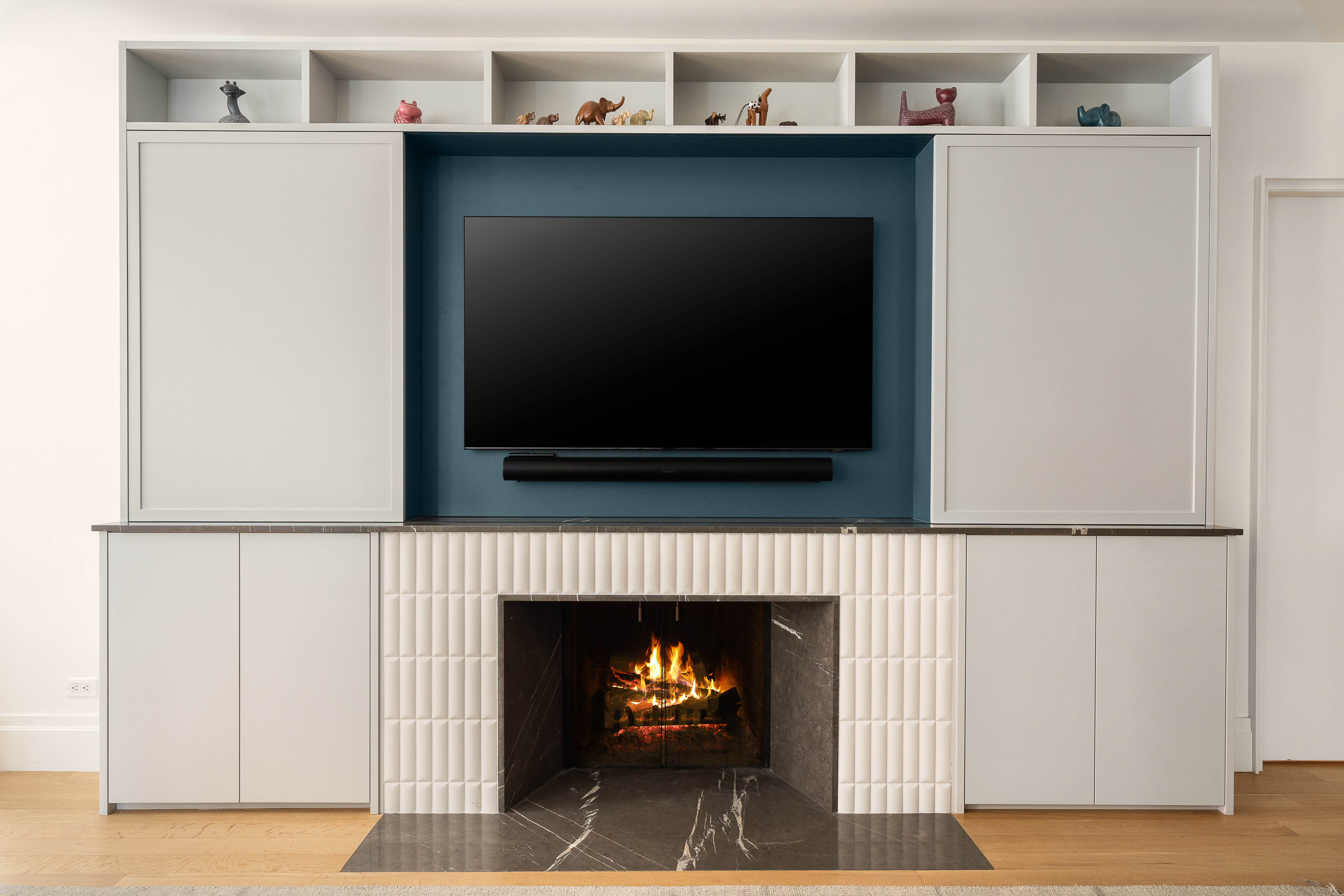 160 Henry Street, Unit 3C Brooklyn, NY 11201 - Photo 3 of 18 a living room with a fireplace