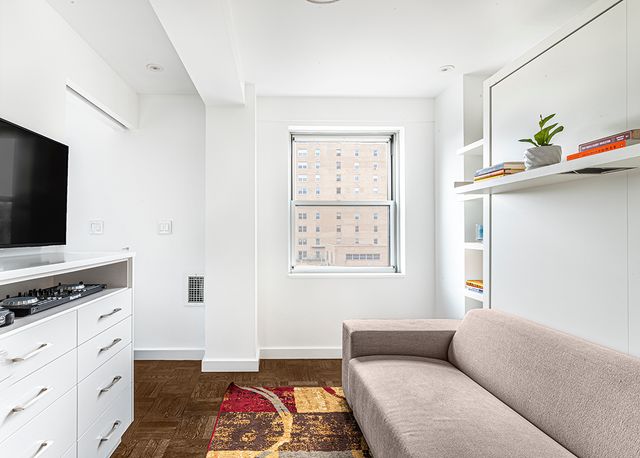 $2,600,000 | 11 5th Avenue, Unit 17O | Greenwich Village
