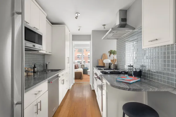 $1,495,000 | 2 Charlton Street, Unit 7J | Hudson Square