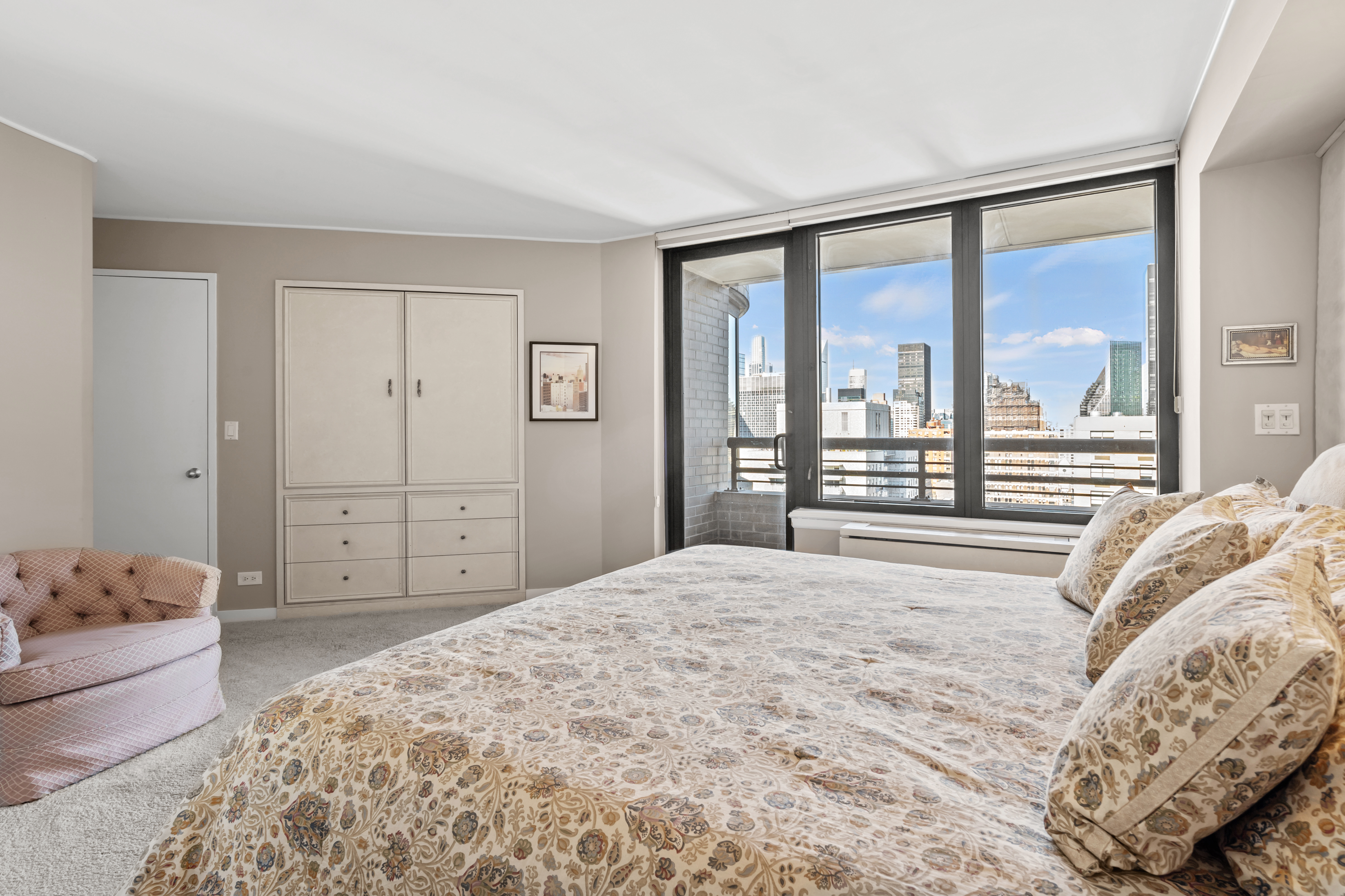 330 East 38th Street, Unit 38E Manhattan, NY 10016 - Photo 17 of 35 a bedroom with a large bed and a large window