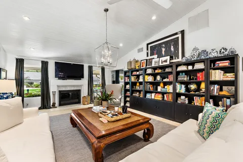 $1,200,000 | 10 Bentwood Road, Palm Beach Gardens, FL 33418