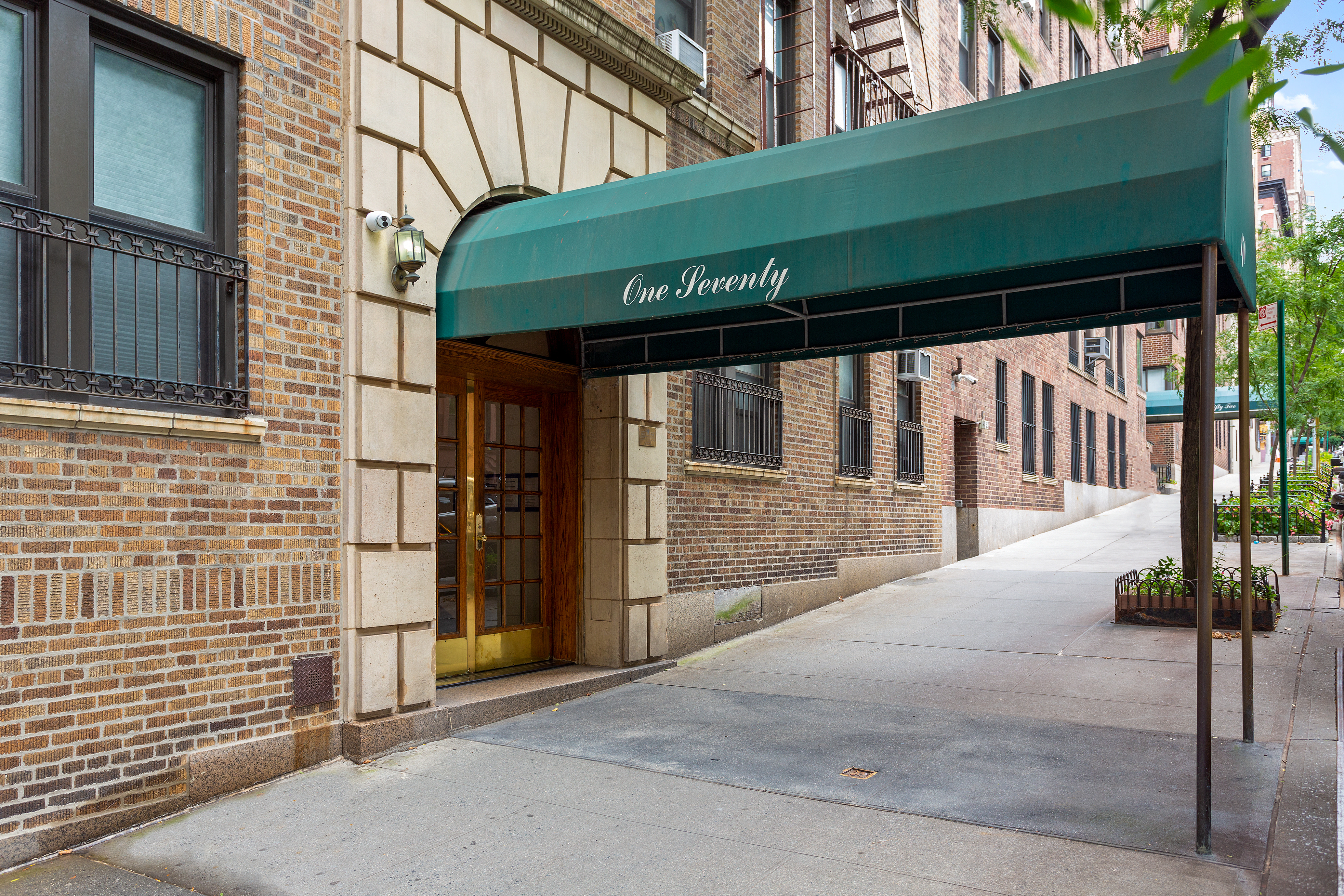 170 East 94th Street, Unit 3D Manhattan, NY 10128 - Photo 6 of 7 a front view of a building with a garden
