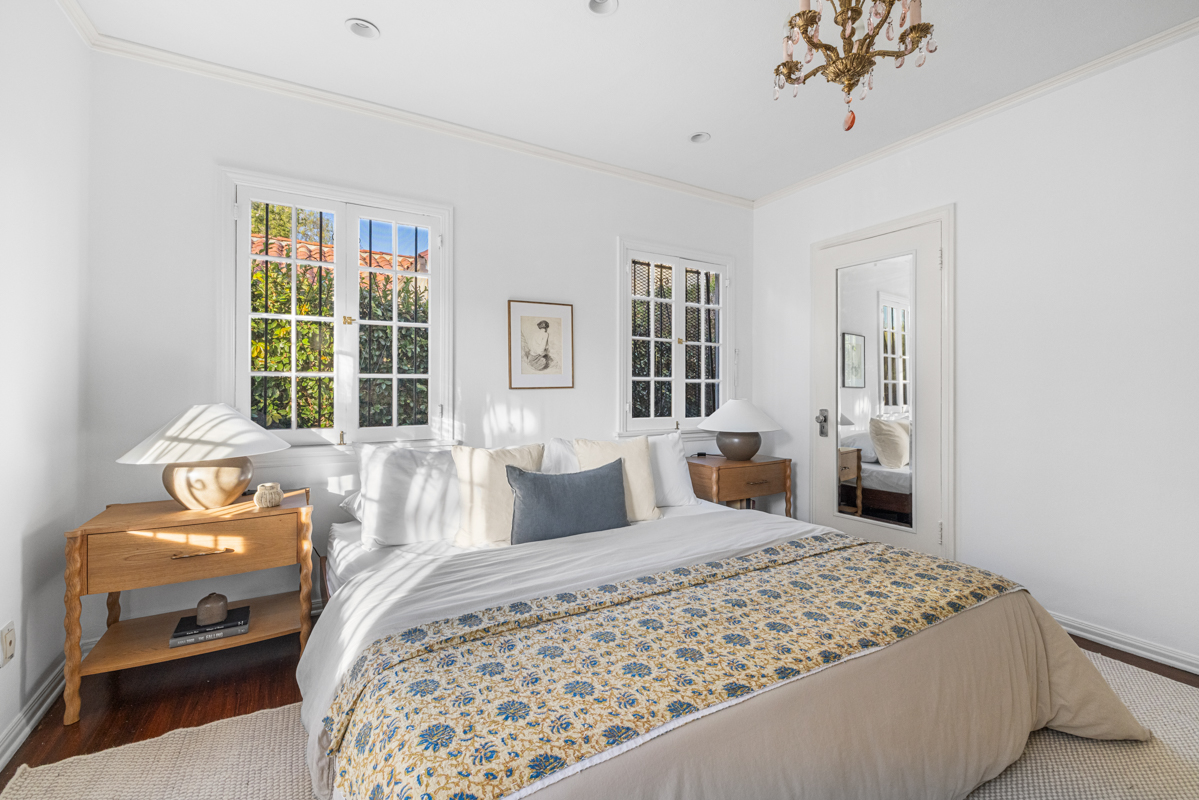 926 Burnside Avenue Los Angeles, CA 90036 - Photo 28 of 71 a bedroom with a large bed and a window