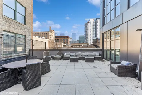 $2,999,999 | 900 West Washington Boulevard, Unit 202, Chicago, IL 60607