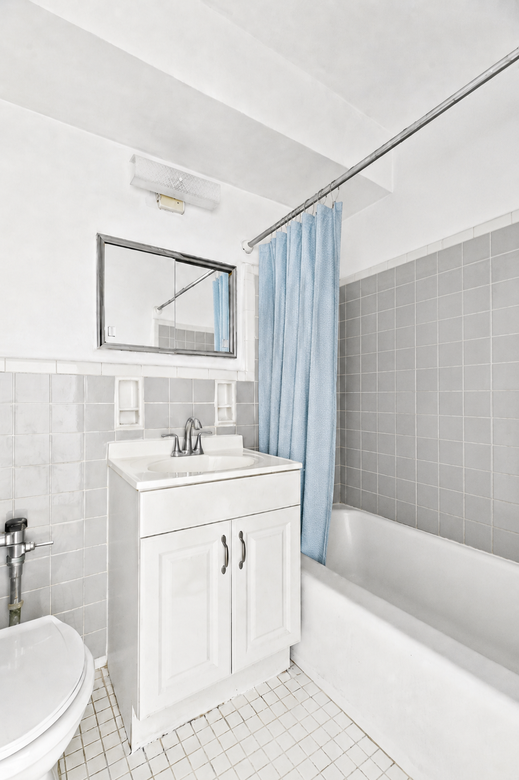 191 Willoughby Street, Unit 14K Brooklyn, NY 11201 - Photo 6 of 16 a bathroom with a sink a toilet and a bathtub