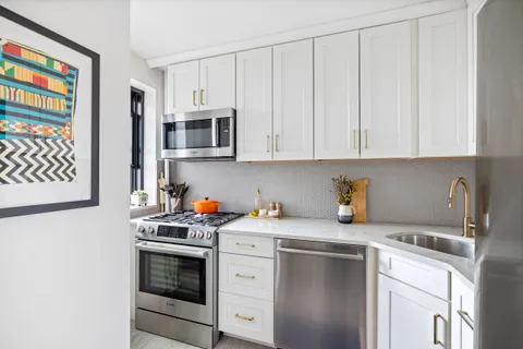 $875,000 | 325 Clinton Avenue, Unit 7A | Clinton Hill