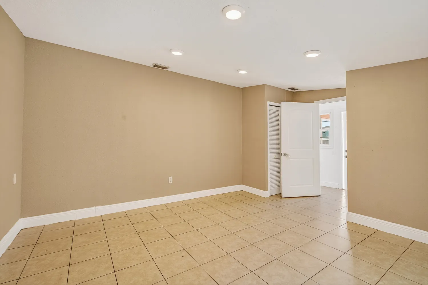 $330,000 | 2444 1st Place Southwest, Vero Beach, FL 32962