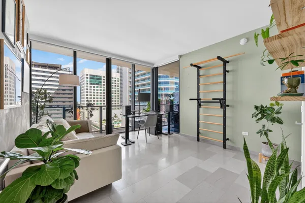 $1,300,000 | 88 Southwest 7th Street, Unit 1012, Miami, FL 33130