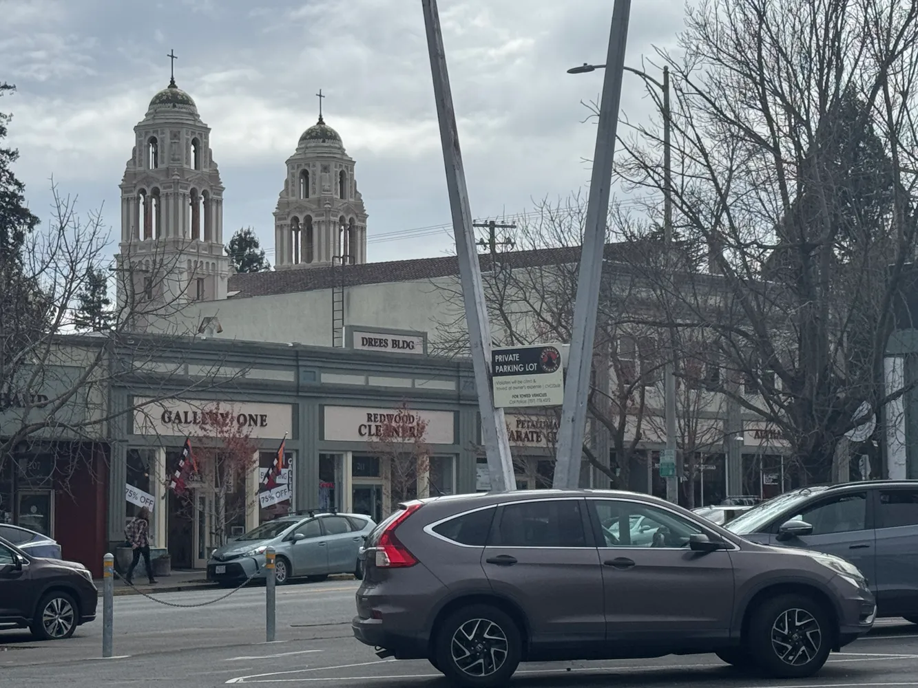a view of entryway with a white door