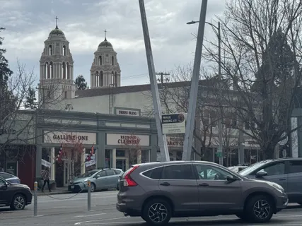a view of entryway with a white door