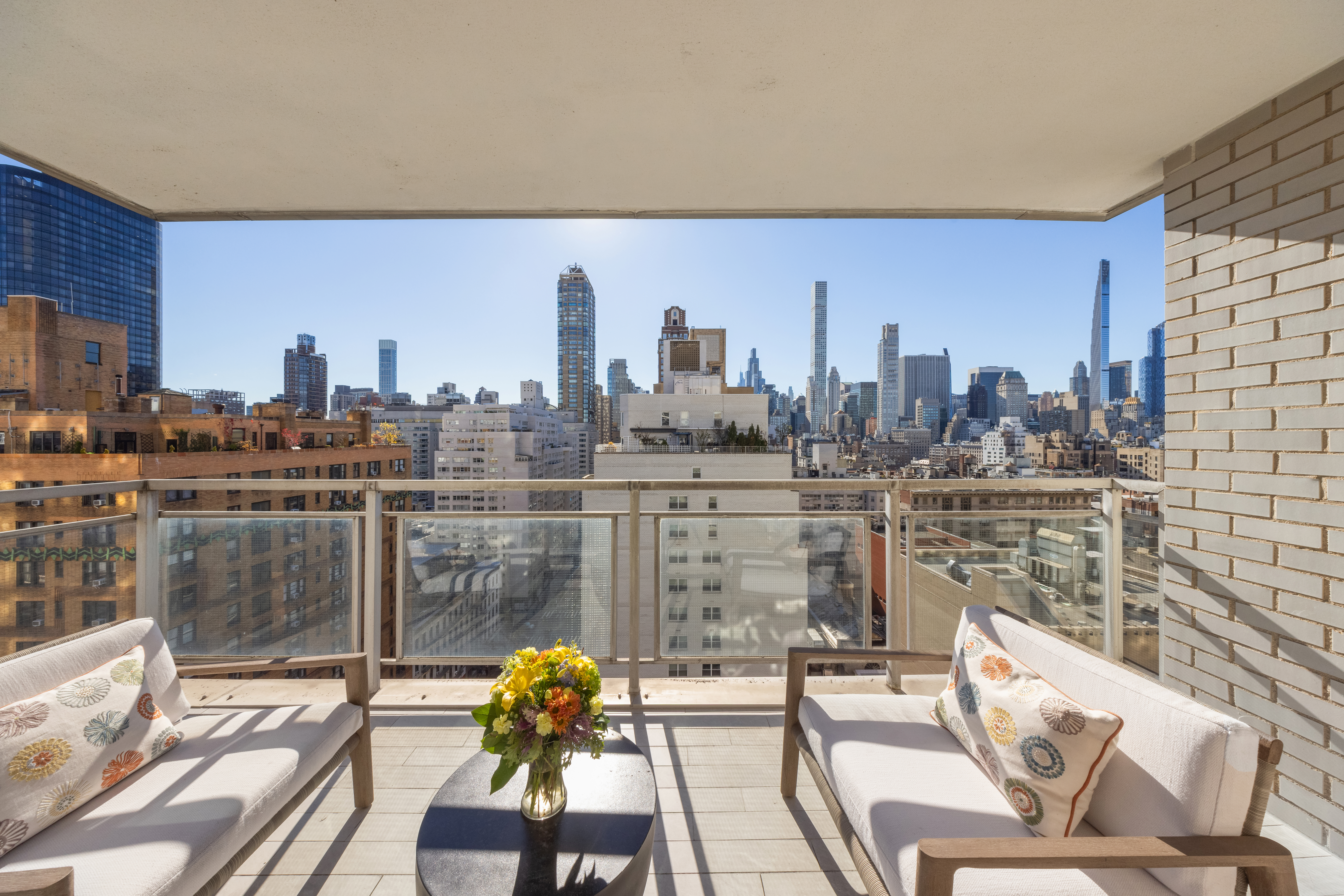 150 East 69th Street, Unit 18S Manhattan, NY 10021 - Photo 5 of 16 a terrace with a city view