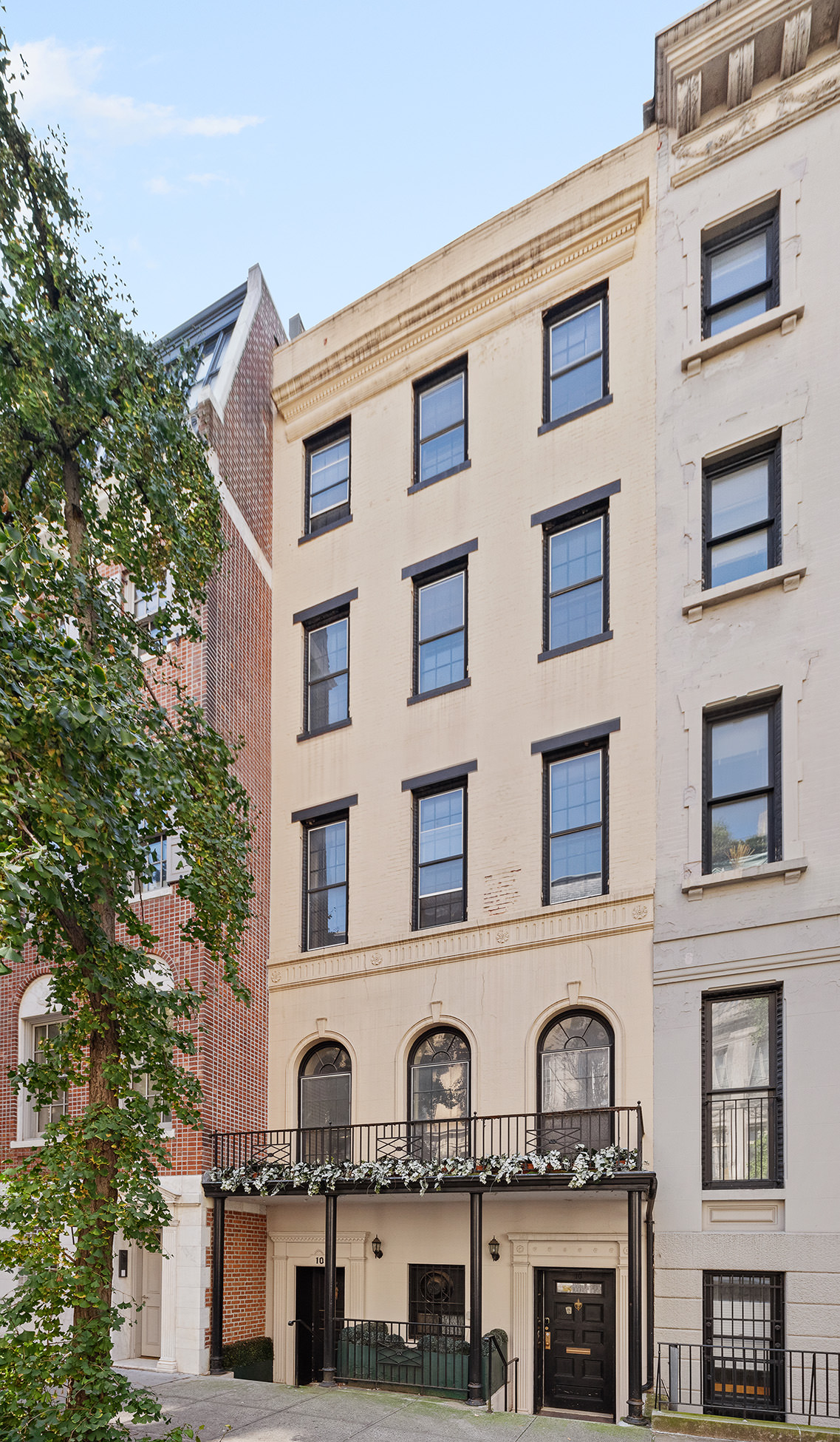 10 East 82nd Street Manhattan, NY 10028 - Photo 21 of 22 a front view of multi story residential apartment building