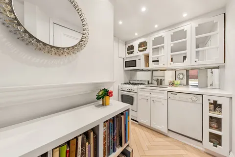 $847,000 | 133 West 75th Street, Unit PARLOUR A | Upper West Side