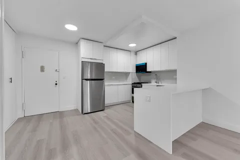 $199,000 | 5700 Arlington Avenue, Unit 3P | North Riverdale