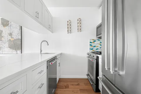 $915,000 | 350 West 50th Street, Unit 29D | Hell's Kitchen