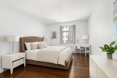 $995,000 | 100 West 58th Street, Unit 15E | Midtown Central
