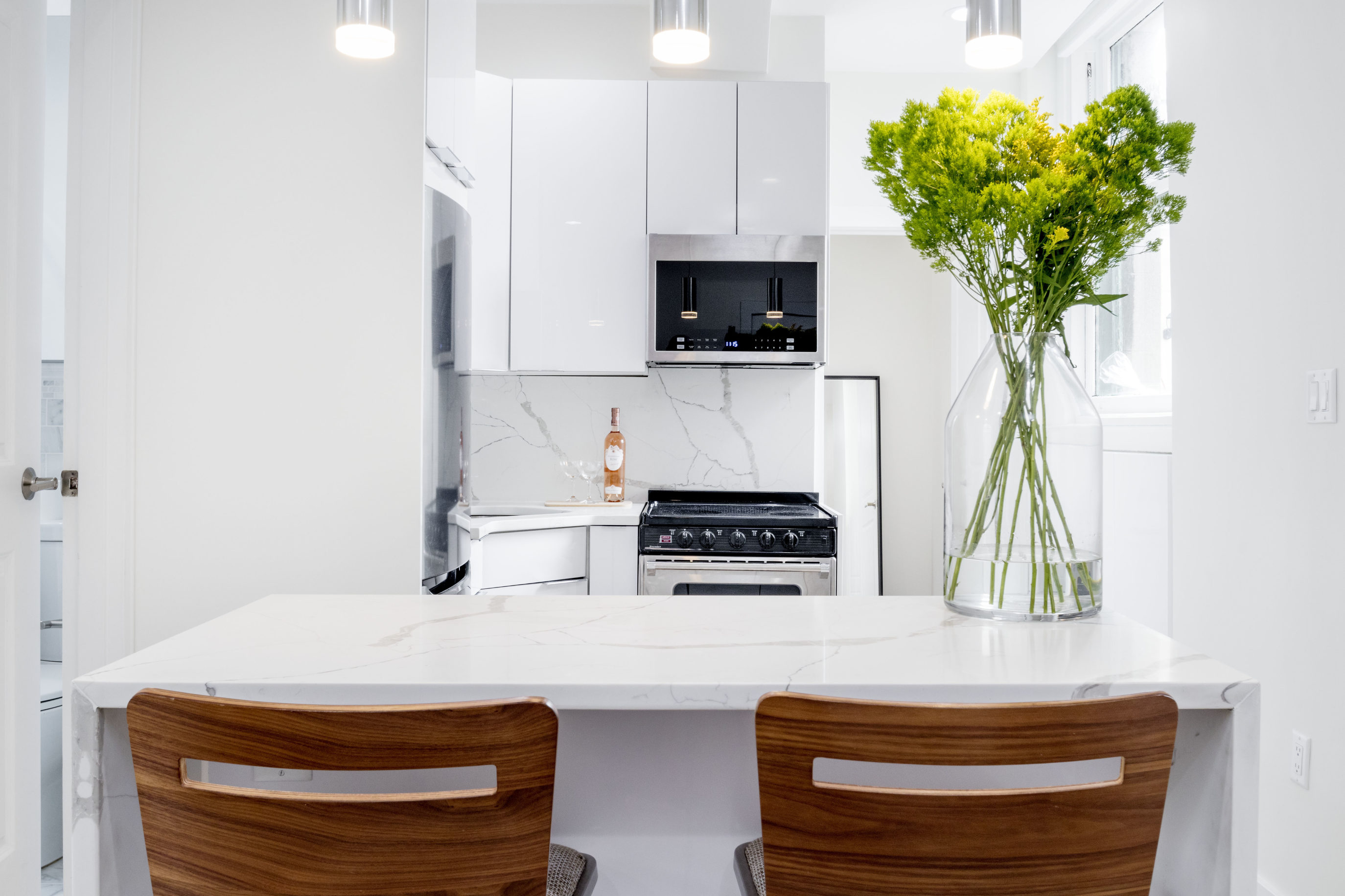390 West End Avenue, Unit PHK Manhattan, NY 10024 - Photo 4 of 27 a kitchen with a microwave a stove and cabinets