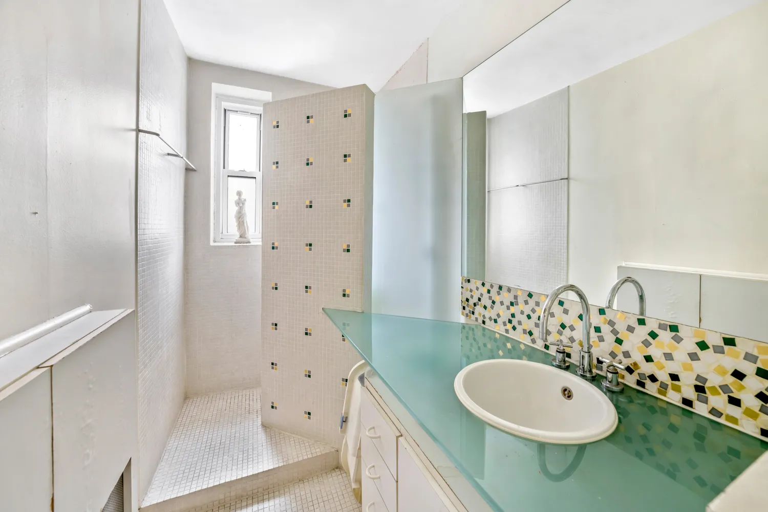 $649,000 | 310 West 55th Street, Unit 5G | Hell's Kitchen