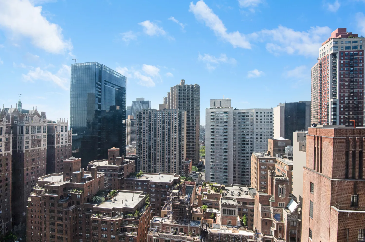 $389,000 | 320 East 42nd Street, Unit 2510 | Murray Hill