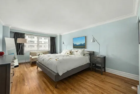 $1,800,000 | 101 West 12th Street, Unit 8N | West Village