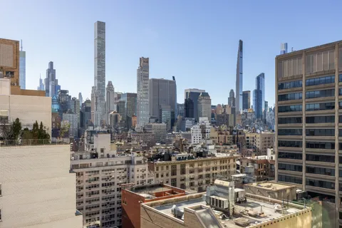 $3,595,000 | 150 East 69th Street, Unit 18S | Lenox Hill