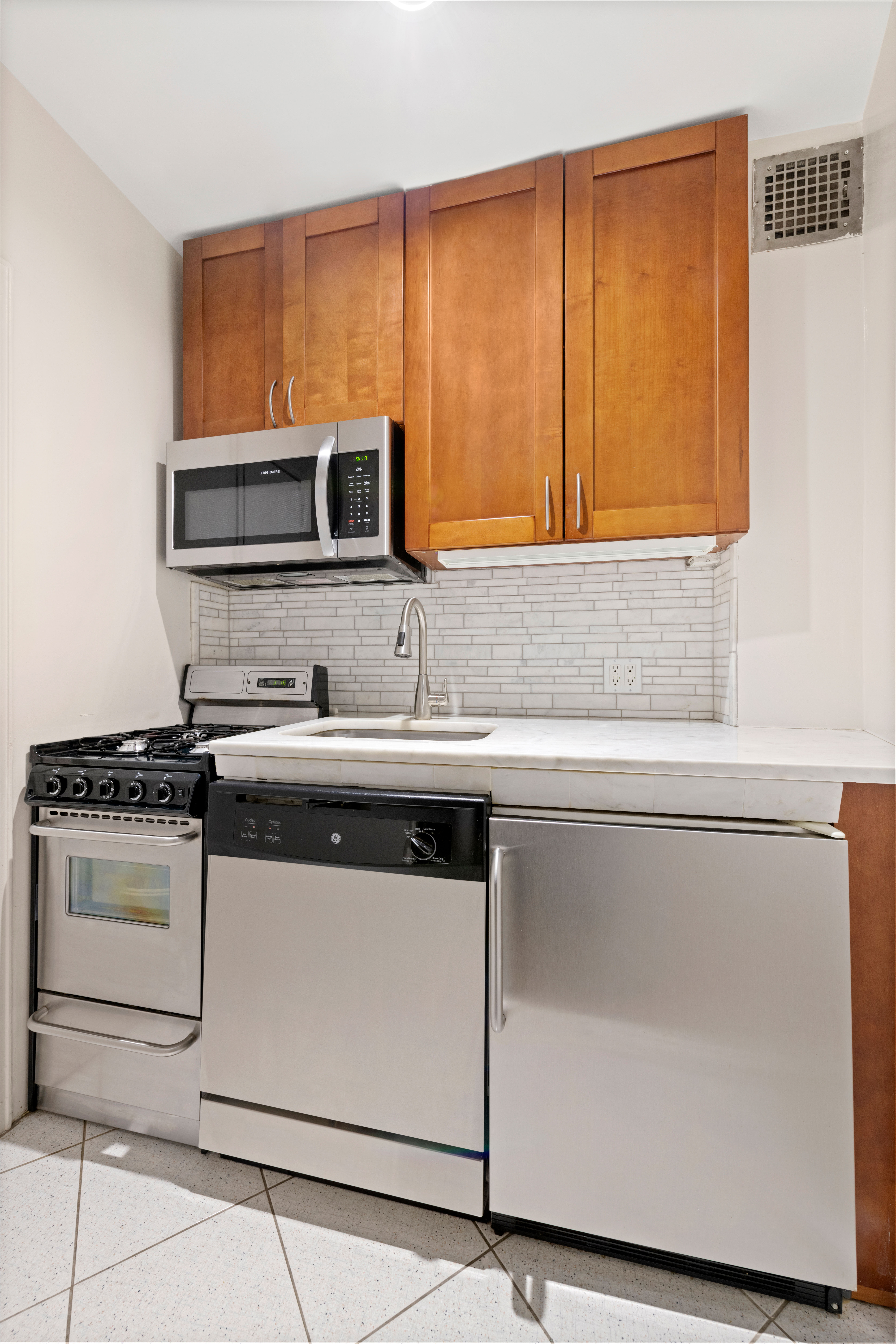 304 East 73rd Street, Unit 2F Manhattan, NY 10021 - Photo 4 of 7