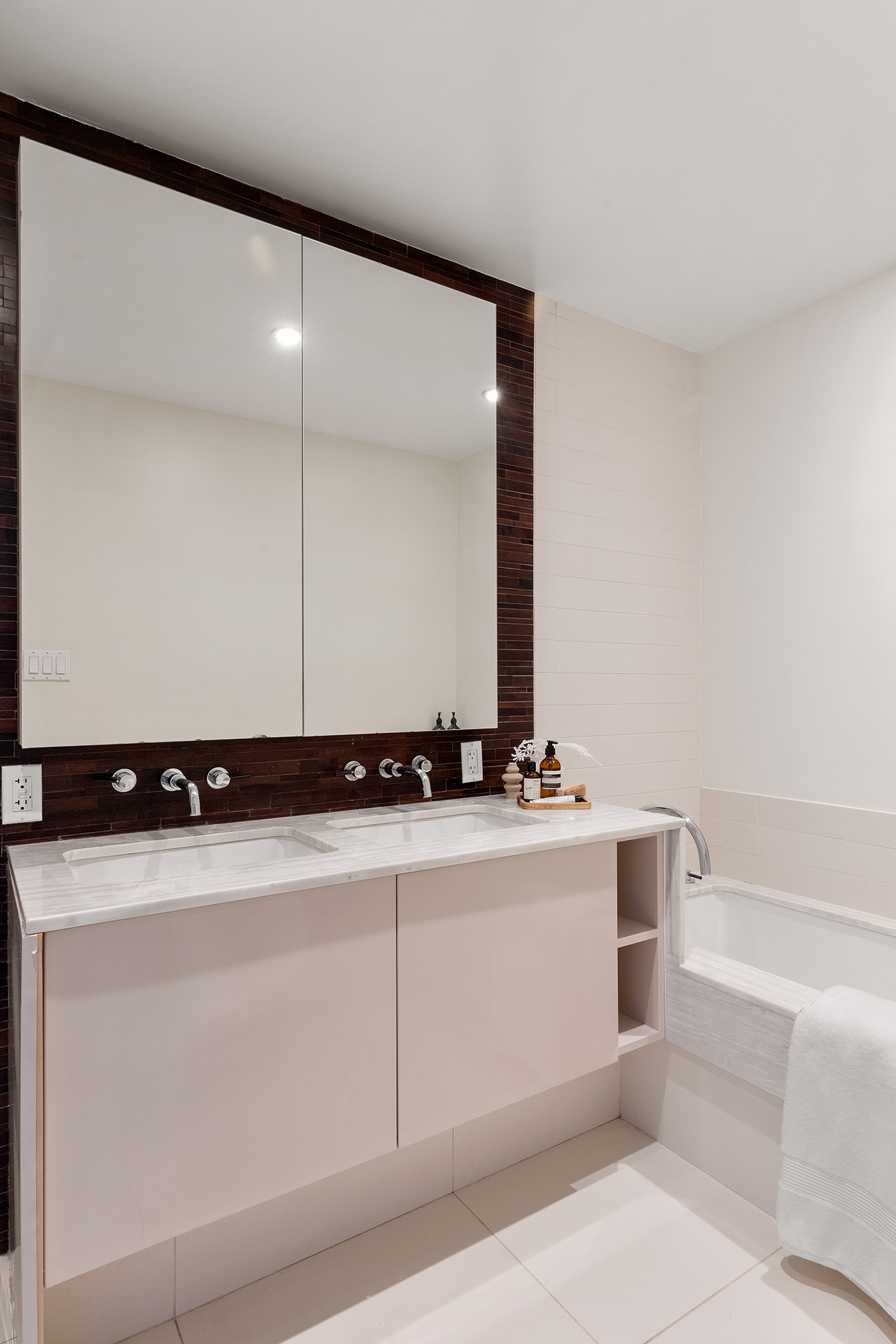 2 Northside Piers, Unit 25P Brooklyn, NY 11249 - Photo 12 of 26 a bathroom with a bathtub and a sink