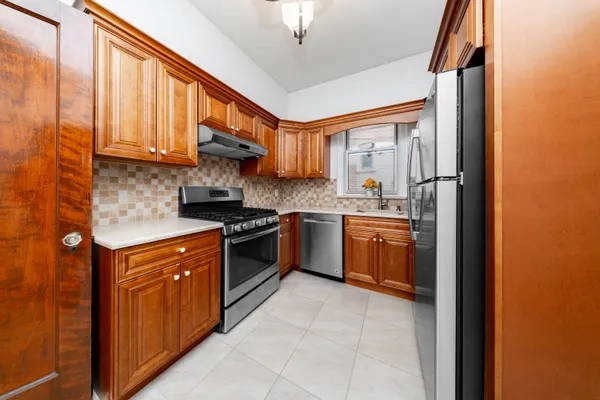 $2,500 | 42-12 21st Avenue, Unit 1R | Astoria