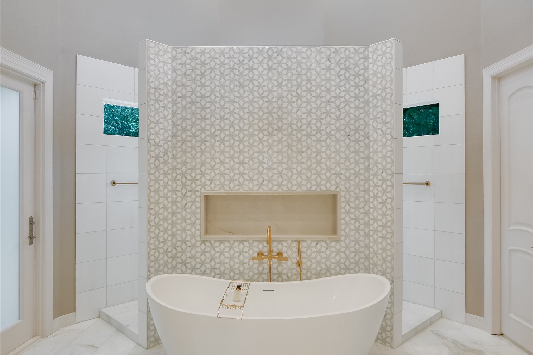 1422 Palomino Ridge Drive Austin, TX 78733 - Photo 28 of 60 a bathroom with a bathtub