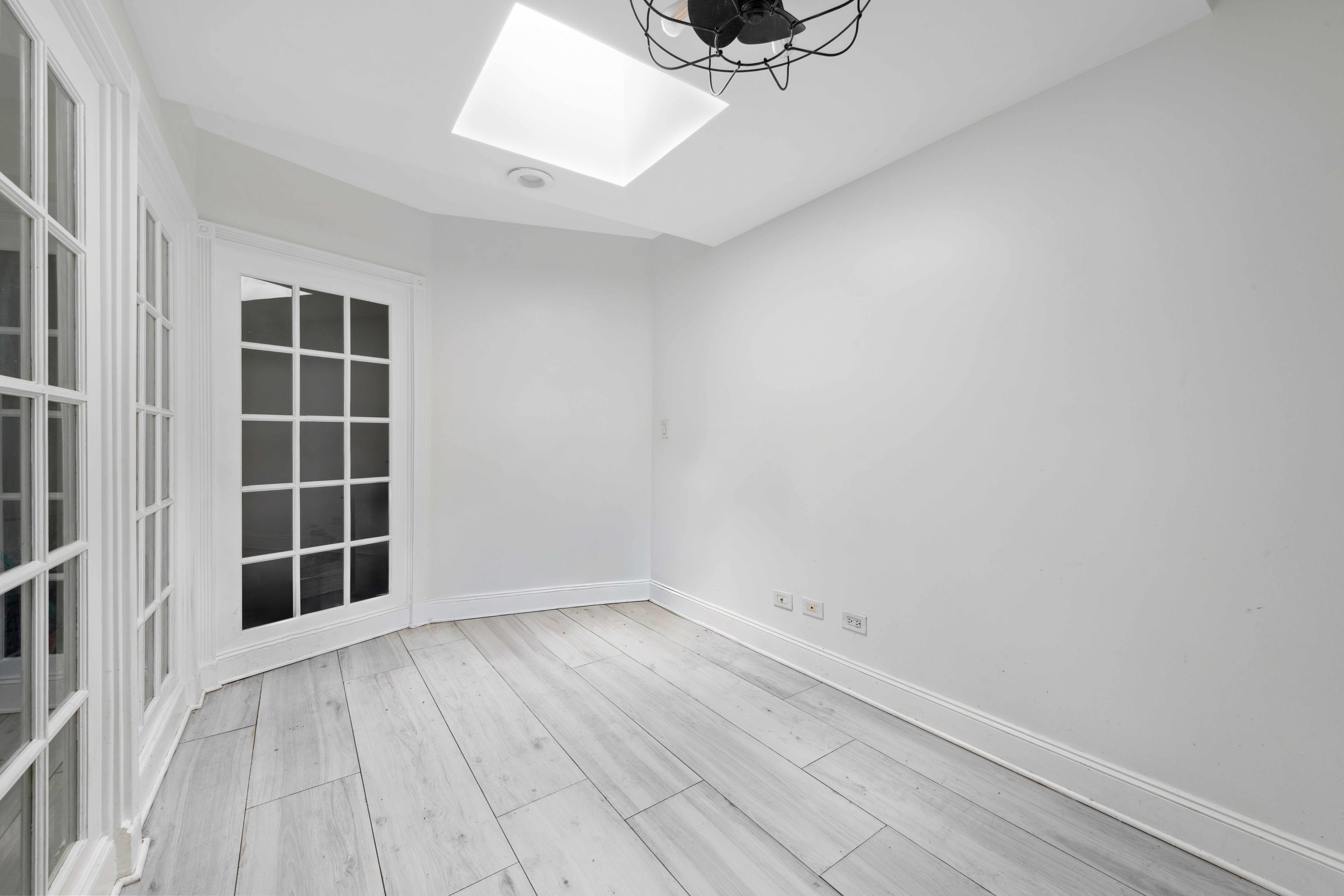 350 East 62nd Street, Unit PHD Manhattan, NY 10065 - Photo 12 of 15 an empty room with a natural light