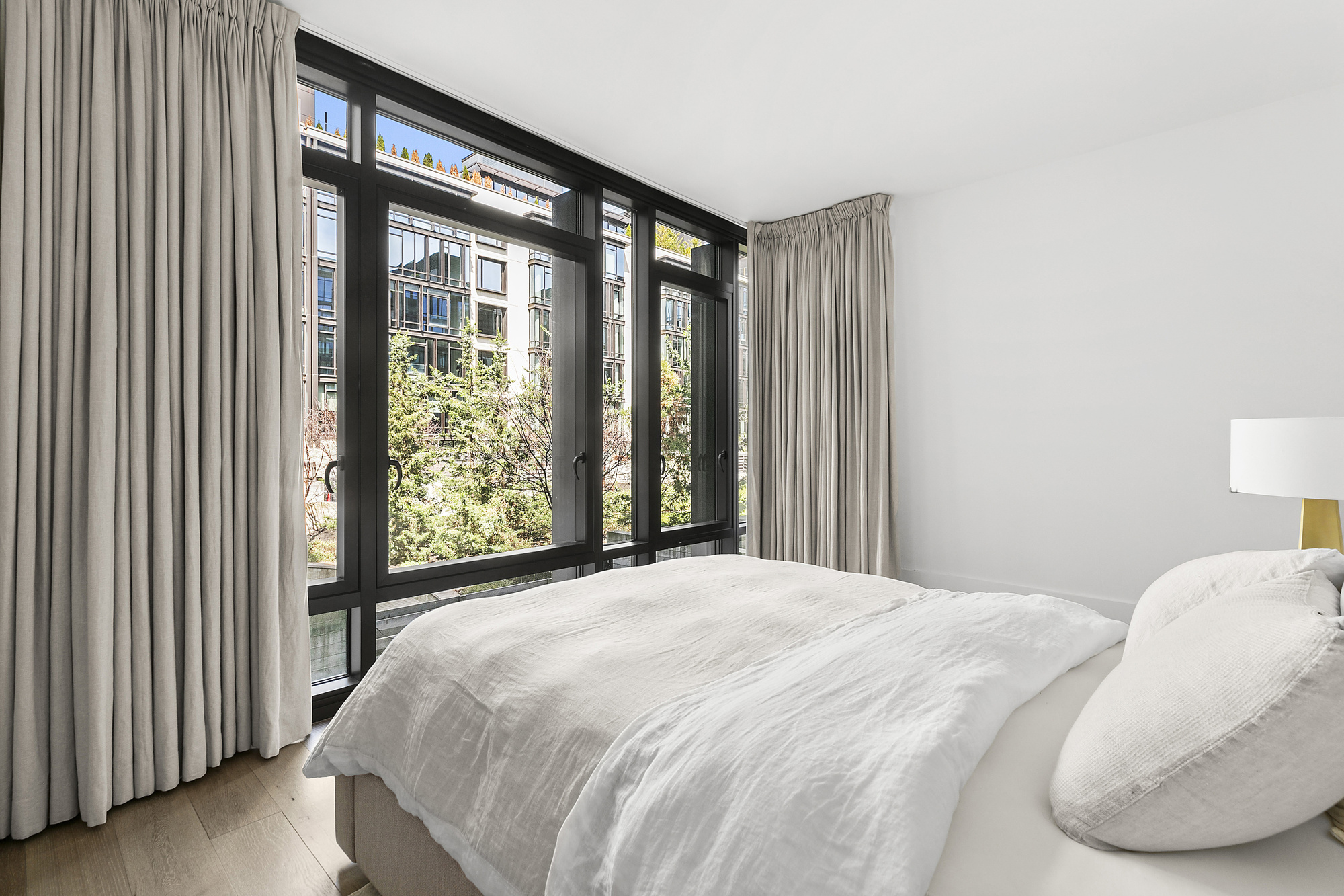 429 Kent Avenue, Unit TH8 Brooklyn, NY 11249 - Photo 11 of 24 a bedroom with a large bed and a large window