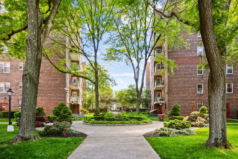 $585,000 | 3850 Hudson Manor Terrace, Unit 1EE/2EE | Riverdale