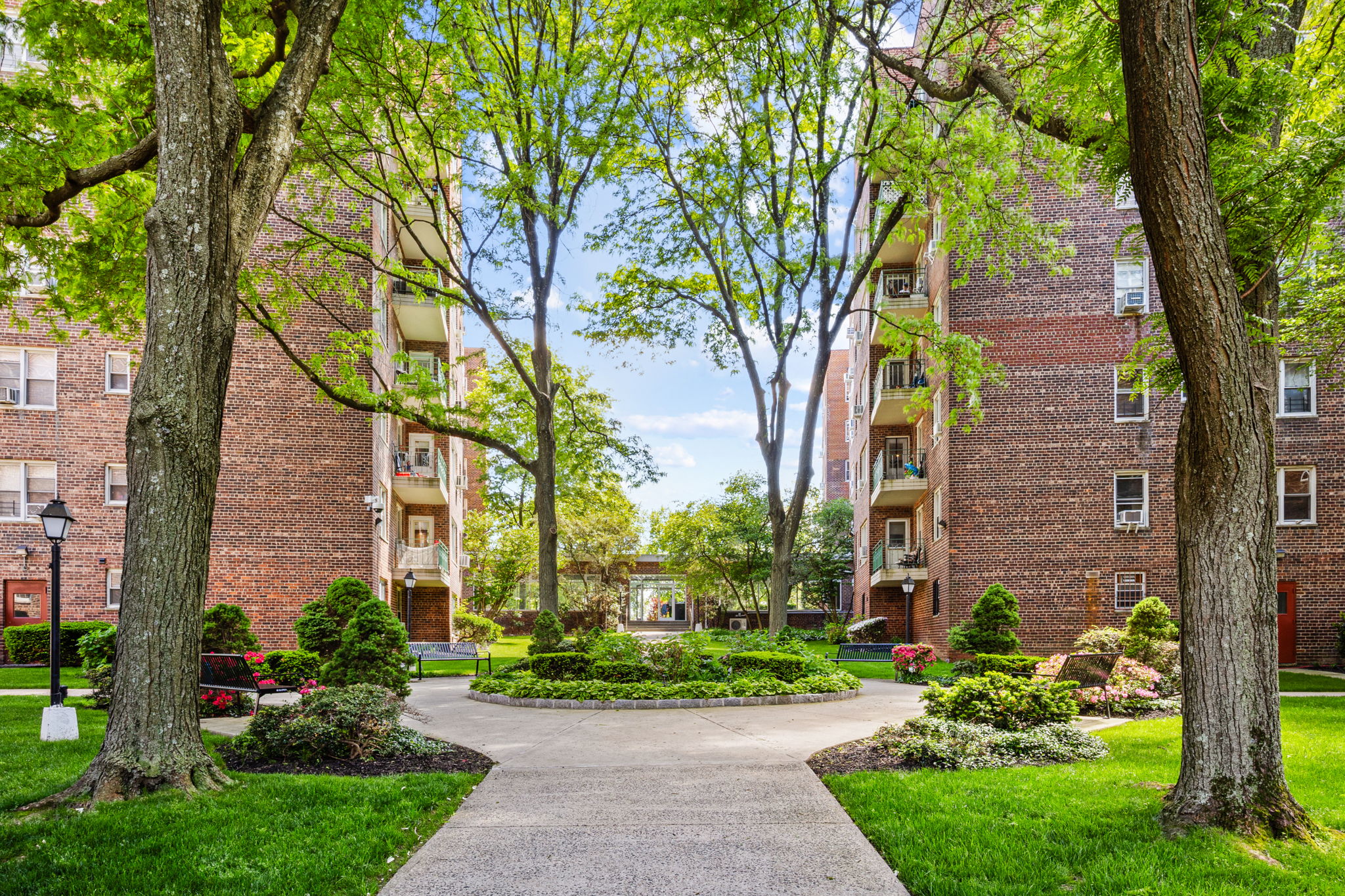3850 Hudson Manor Terrace, Unit 1EE/2EE Bronx, NY 10463 - Photo 19 of 27 a view of a garden with a tree
