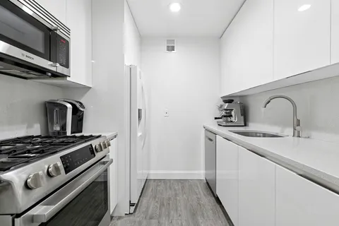 $1,695,000 | 146 West 57th Street, Unit 47B | Theater District