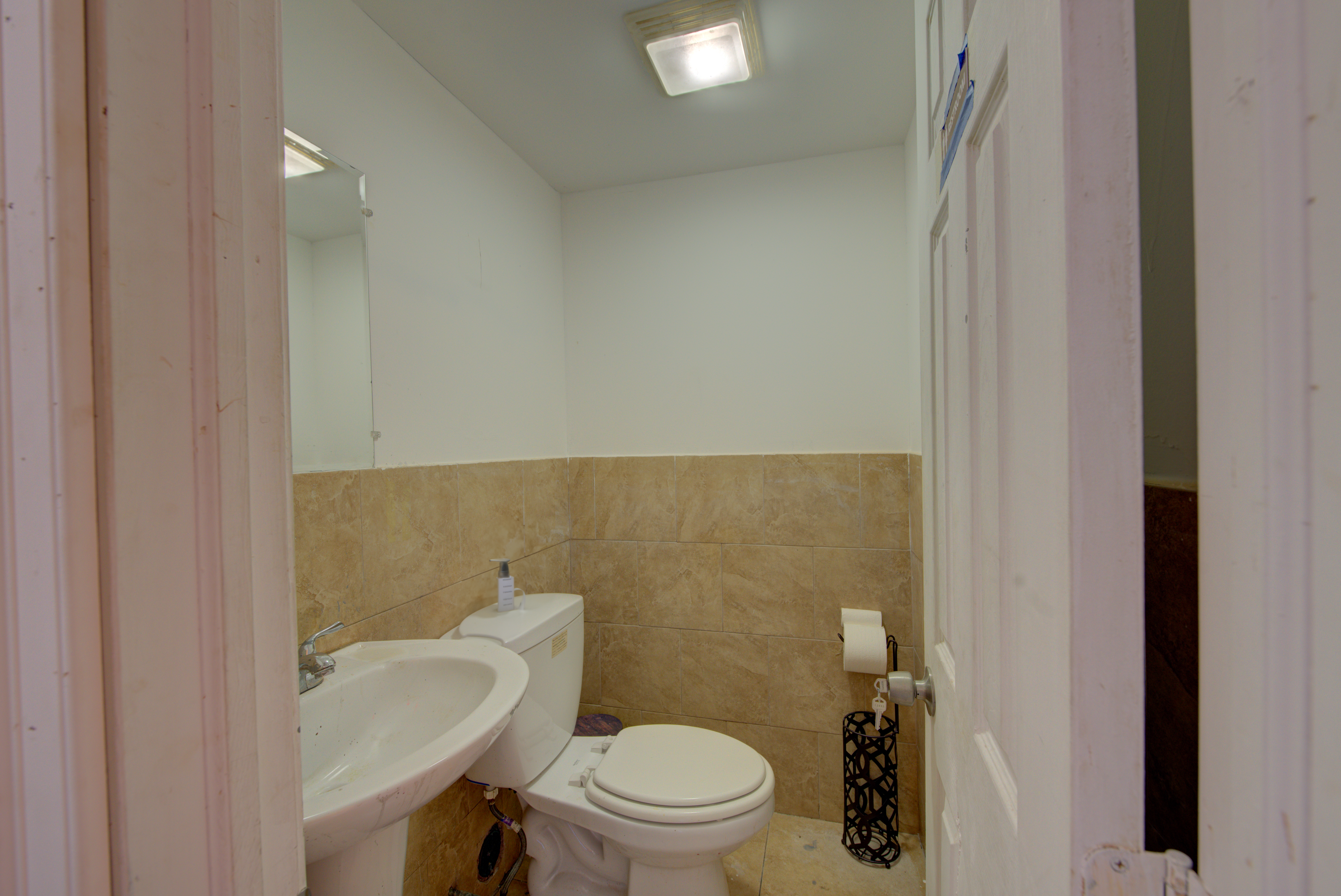 5000 City Avenue Philadelphia, PA 19131 - Photo 16 of 38 a bathroom with a sink and a toilet