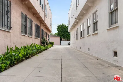 $995,000 | 346 1/2 North Gardner Street, Los Angeles, CA 90036