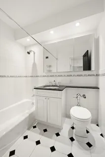 $1,250,000 | 63 East 9th Street, Unit 10L | Greenwich Village