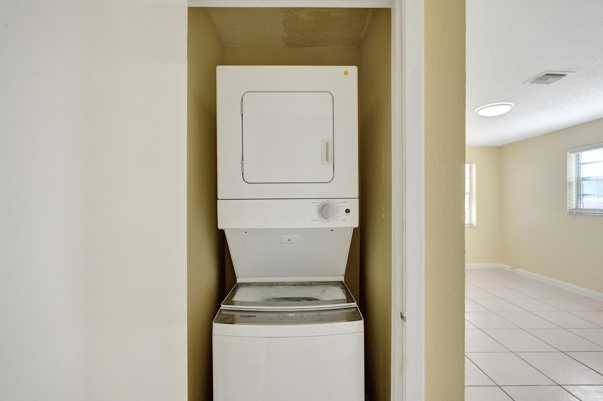 1101 Prospect Road Fort Lauderdale, FL 33309 - Photo 19 of 34 a utility room with dryer and washer