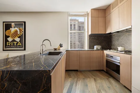 $2,695,000 | 49 Chambers Street, Unit 17H | TriBeCa