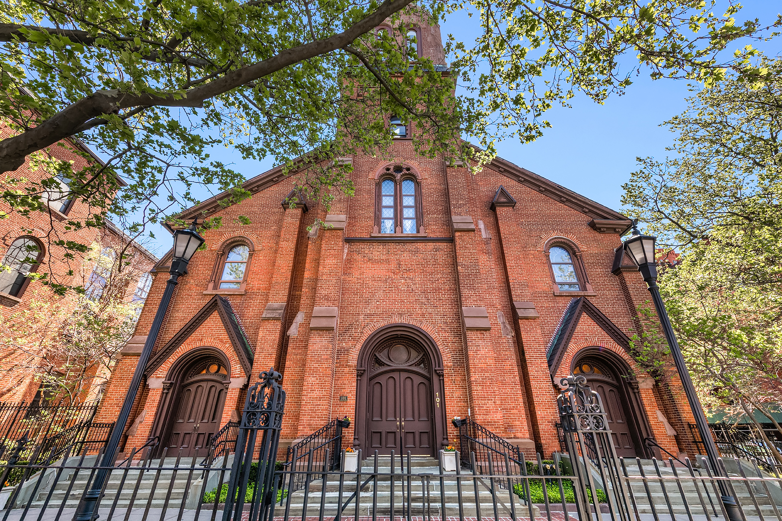 401 Hicks Street, Unit A3A Brooklyn, NY 11201 - Photo 18 of 22 a backyard of a house with lots of trees