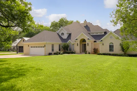 a view of a house with a yard and garage