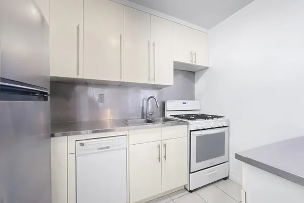 $3,350 | 300 East 33rd Street, Unit 9G | Kips Bay