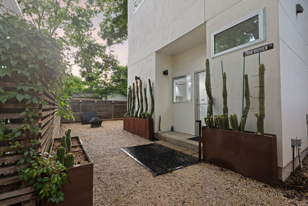 2008 Riverview Street, Unit B Austin, TX 78702 - Photo 4 of 29