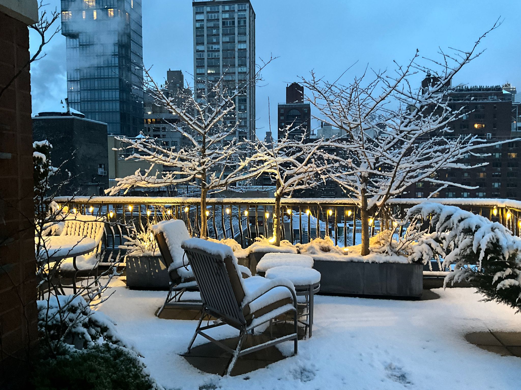 343 East 74th Street, Unit 15D Manhattan, NY 10021 - Photo 2 of 14 a view of a chairs and tables in the patio