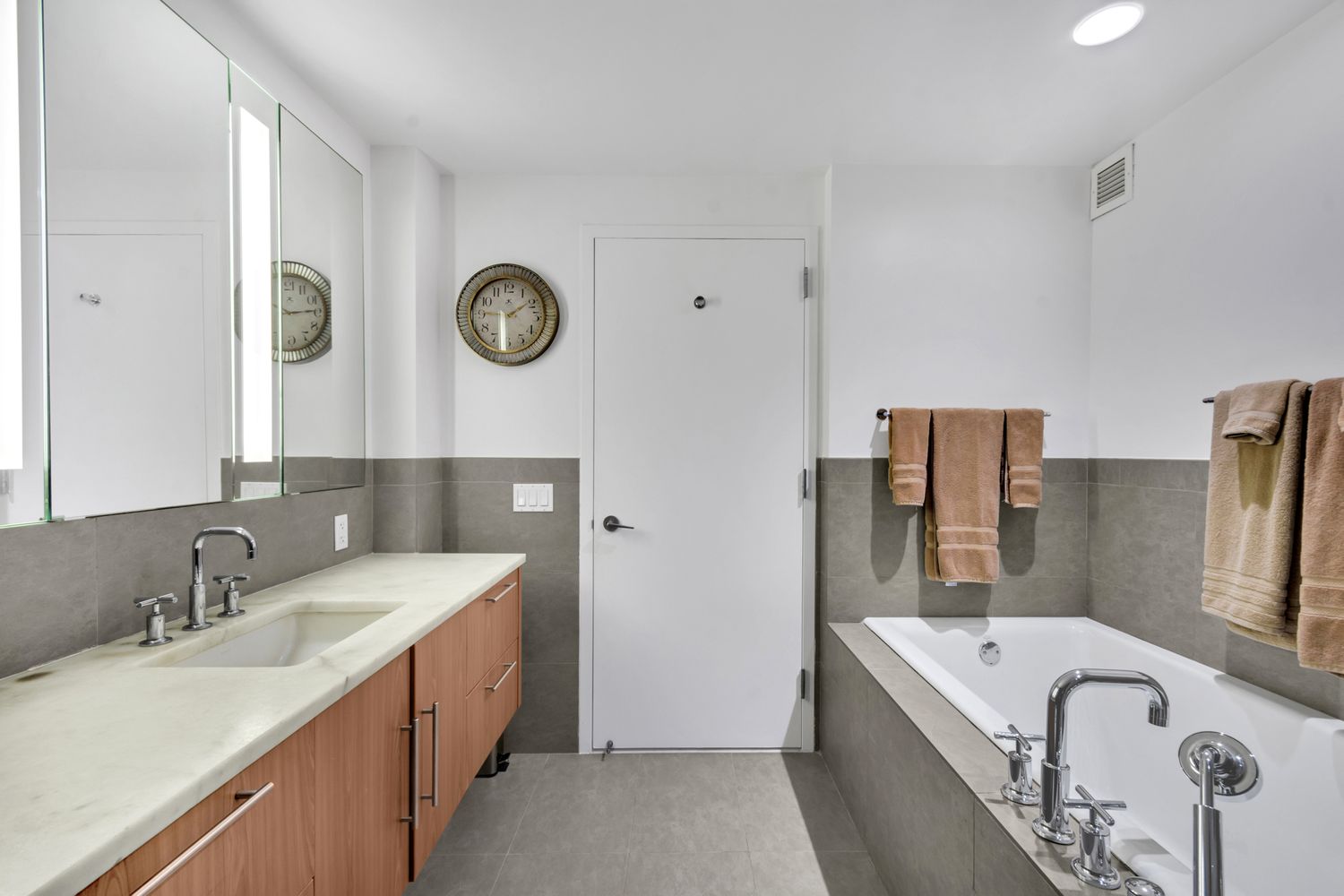 306 Gold Street, Unit 20F Brooklyn, NY 11201 - Photo 12 of 21 a bathroom with a tub sink and mirror