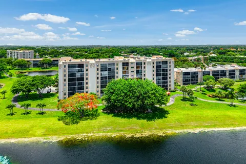 $215,000 | 7076 Huntington Lane, Unit 502, Delray Beach, FL 33446
